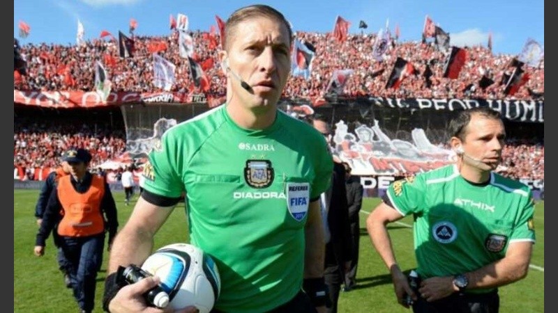 Pitana el día que dirigió el clásico en el Coloso. 