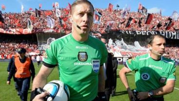 Pitana el día que dirigió el clásico en el Coloso.