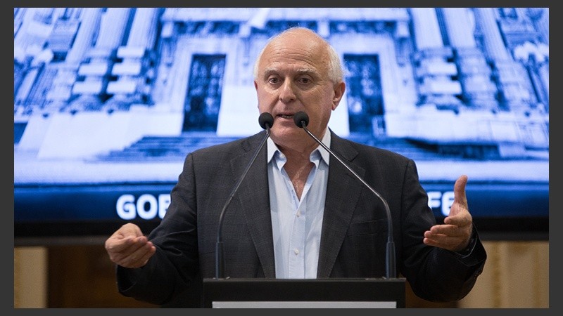 El gobernador hizo el anuncio en conferencia de prensa.