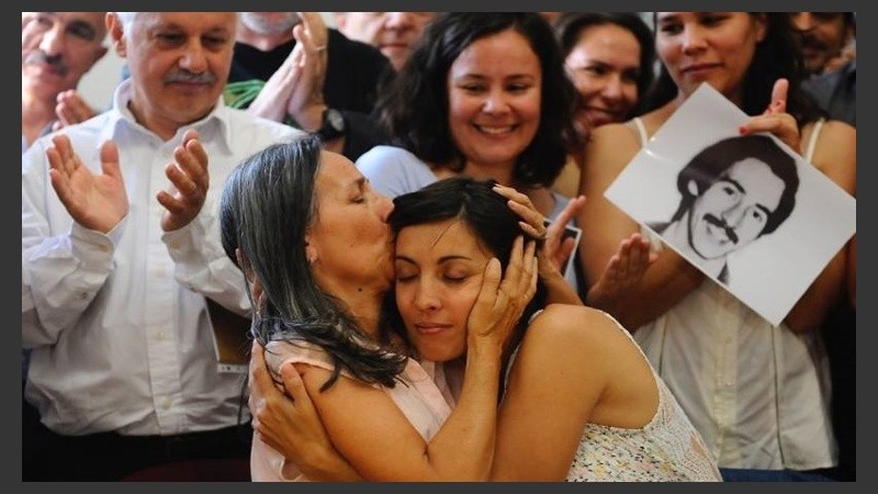La hija de Edgardo Garnier y de Violeta Graciela Ortonali, ambos detenidos desaparecidos, se abraza con su tía, la hermana de su papá. 