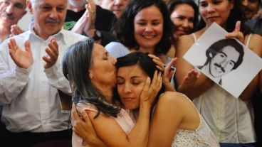 La hija de Edgardo Garnier y de Violeta Graciela Ortonali, ambos detenidos desaparecidos, se abraza con su tía, la hermana de su papá.