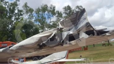 Parte de los daños sufridos por la avioneta tras el choque.