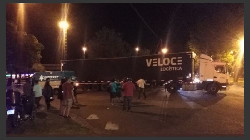 El camión contra el cual el motociclista chocó y murió. 
