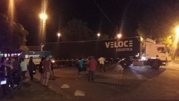 El camión contra el cual el motociclista chocó y murió.