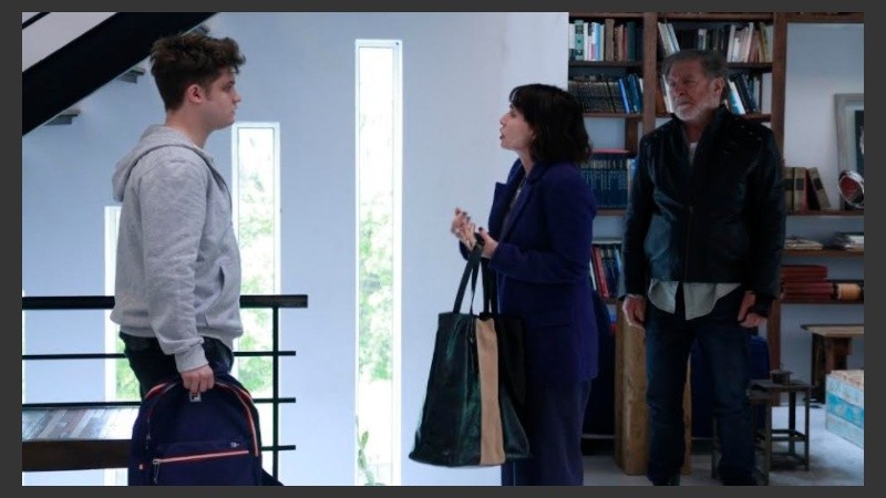 El eje central de la historia es el reencuentro de Micky con Angie, su hija, luego de 20 años. Allí conocerá a Lucas, su nieto.