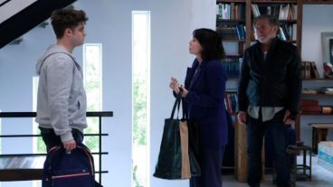 El eje central de la historia es el reencuentro de Micky con Angie, su hija, luego de 20 años. Allí conocerá a Lucas, su nieto.