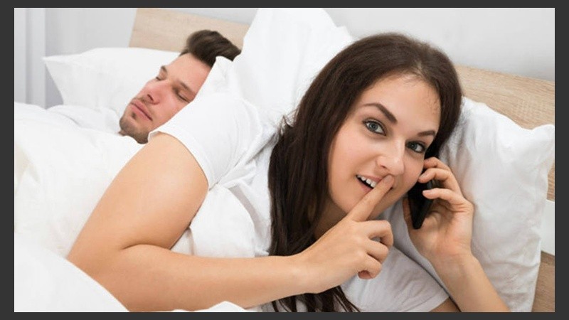 Los hombres son un 30% más infieles que las mujeres, pero ellas se les están acercando más que nunca en la historia.