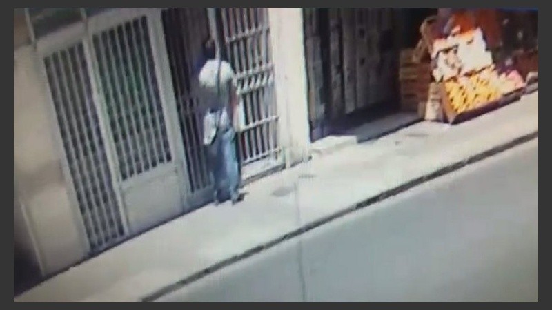 Una cámara de seguridad registró a uno de los supuestos estafadores.