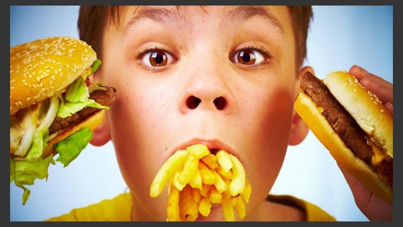 El niño alcanza desarrollo de peso y talla normal, pero ingiriendo alimentos no recomendables.