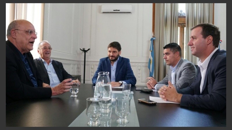 Los dirigentes con Pullaro y Maio. 