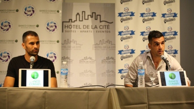 Los capitanes de Newell's y Central en una conferencia de prensa conjunta.