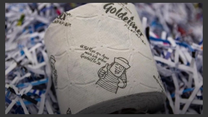 Un ejemplar hecho con publicidad electoral ultraderechista alemana.