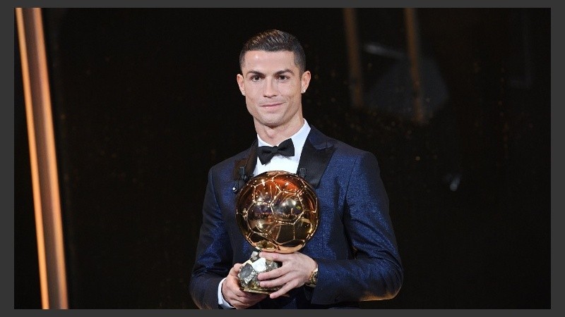 Amante de los premios individuales, Cristiano posa sonriente con el trofeo.
