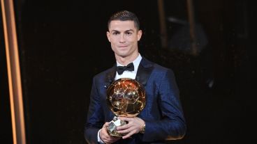 Amante de los premios individuales, Cristiano posa sonriente con el trofeo.