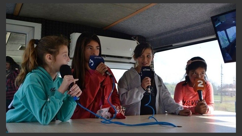 Los chicos visitaron el estudio de radio y TV dentro del colectivo.