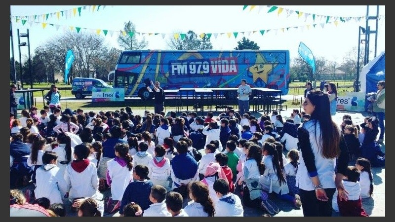 Chicos de escuelas primarias recibieron al micro de Cultura Más Vos.