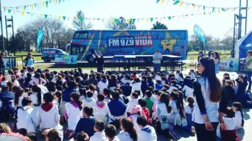 Chicos de escuelas primarias recibieron al micro de Cultura Más Vos.