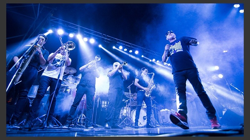 Postales de una noche de fiesta en Oroño y Pellegrini.