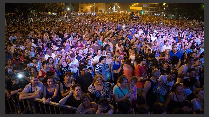 Postales de una noche de fiesta en Oroño y Pellegrini.