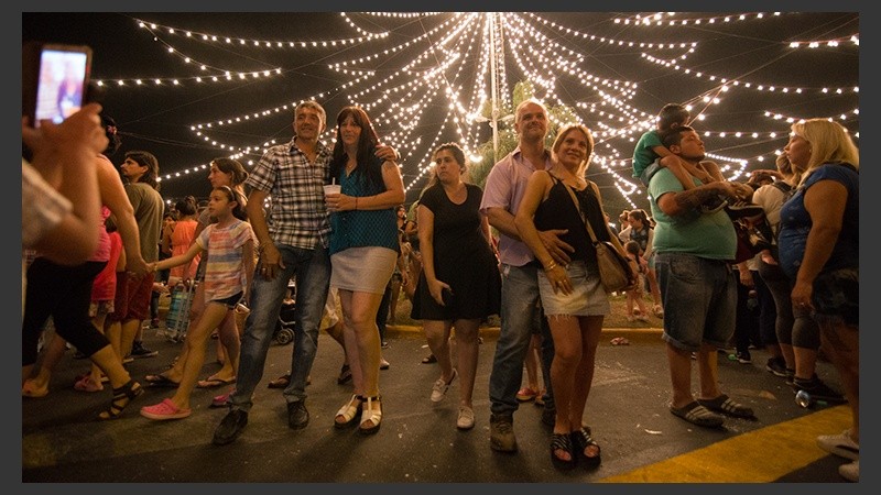 Postales de una noche de fiesta en Oroño y Pellegrini.