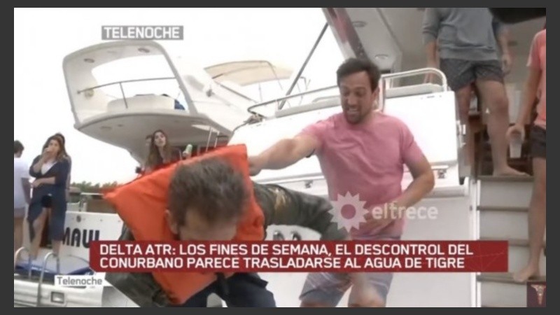 El momento en que el periodista es tirado del yate. 