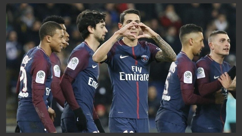 El rosarino marcó un gol y asistió a Pastore en otro.