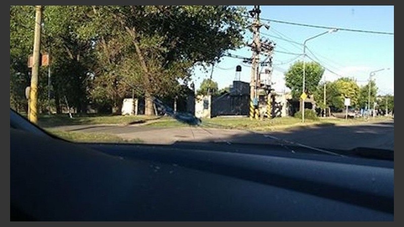  Las huellas del ataque en un Volkswagen Voyage.