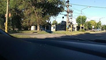 Las huellas del ataque en un Volkswagen Voyage.