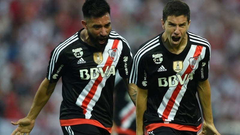 Nacho Fernández y Rojas gritan el tanto del 2-1.