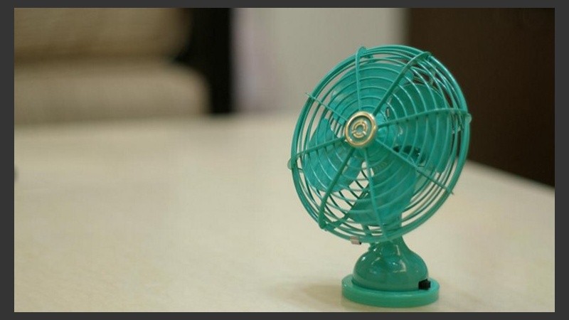 Un mini ventilador o la ventana abierta. 