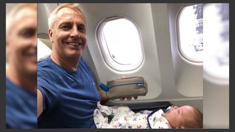 Marley con Mirko en brazos en pleno vuelo. 