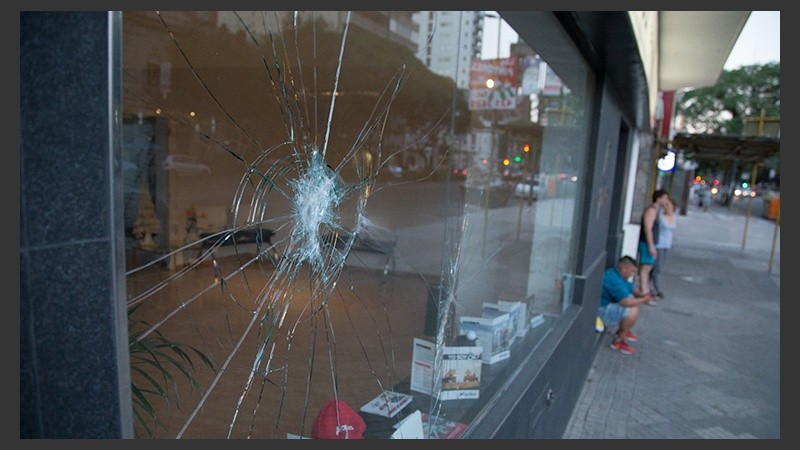 Una vidriera rota tras los disturbios en Pellegrini.