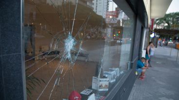 Una vidriera rota tras los disturbios en Pellegrini.