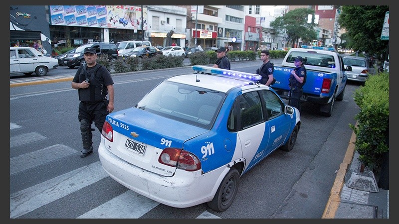 Presencia policial pospartido en avenda Pellegrini.