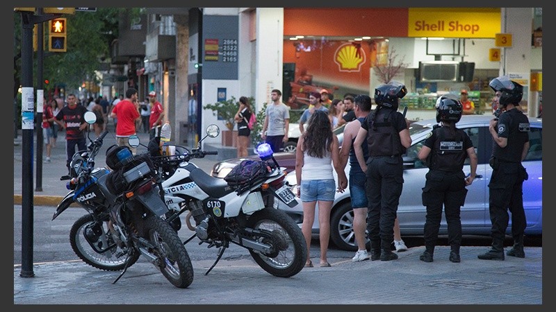 Presencia policial pospartido en avenda Pellegrini.
