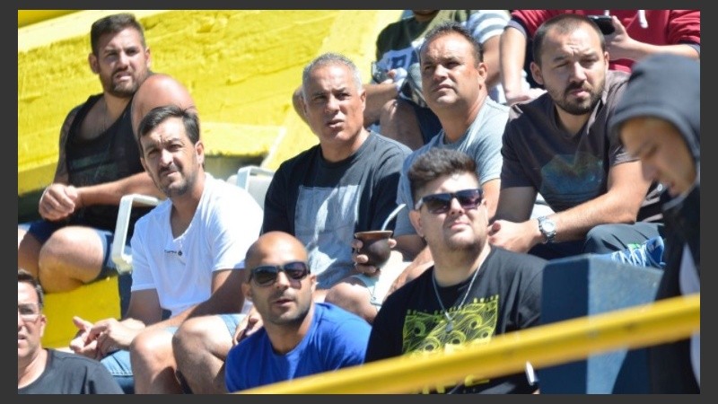 Fernández y su cuerpo técnico, en la platea.