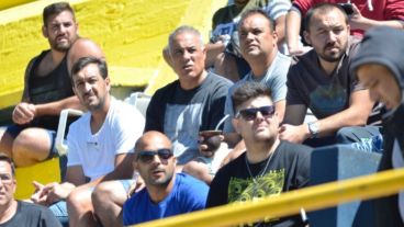 Fernández y su cuerpo técnico, en la platea.