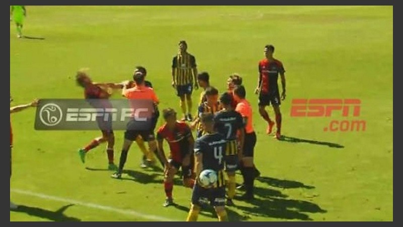 El momento de las piñas en el clásico de reserva. 