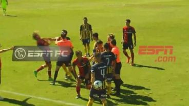 El momento de las piñas en el clásico de reserva.