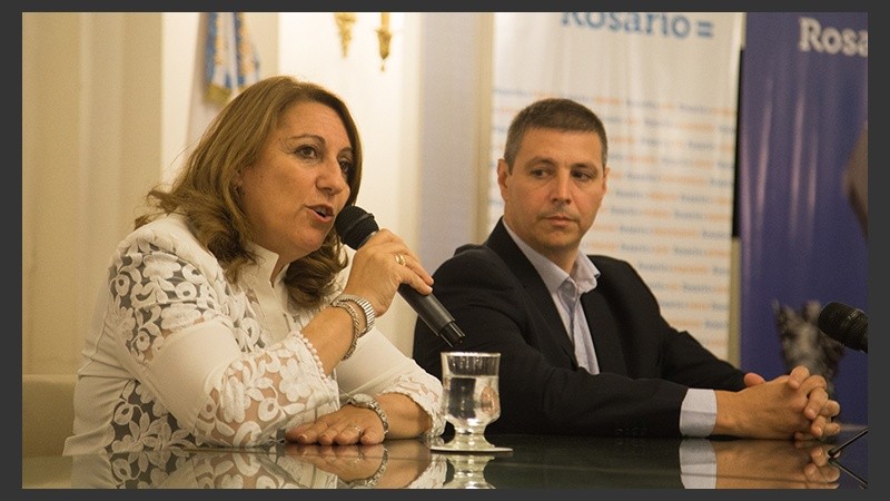 La intendenta hizo el anuncio junto al secretario de Gobierno, Gustavo Leone.