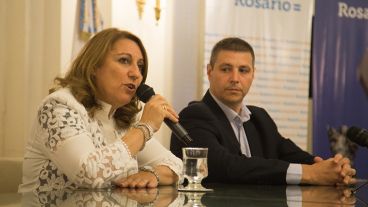 La intendenta hizo el anuncio junto al secretario de Gobierno, Gustavo Leone.