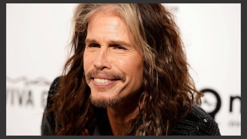 La apertura del centro no fue con el tradicional corte de cinta roja sino de un lazo armado con la unión de los característicos pañuelos que usa Tyler.