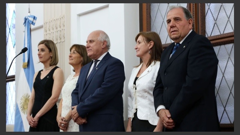 Los nuevos ministros que juraron este lunes.