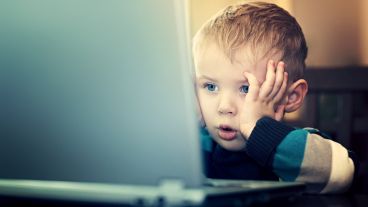 Se debe proteger la privacidad y la identidad de los niños en línea.