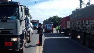 Muchos camioneros quedan varados ante accesos bloqueados.