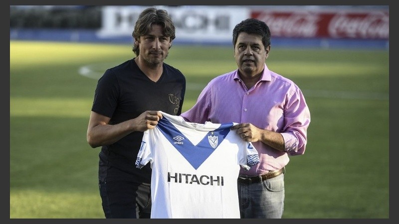 Heinze fue presentado por el presidente de Vélez, Sergio Rapisarda.