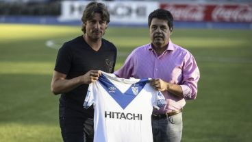 Heinze fue presentado por el presidente de Vélez, Sergio Rapisarda.
