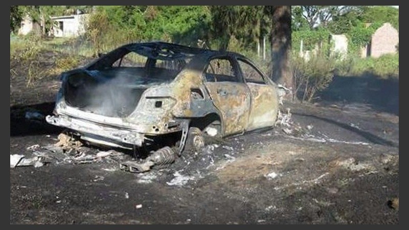 El auto quedó totalmente incendiado.