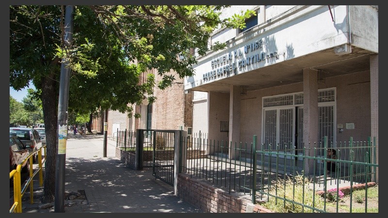 Escuela Padre Cantilo en Bv. Oroño al 3400.