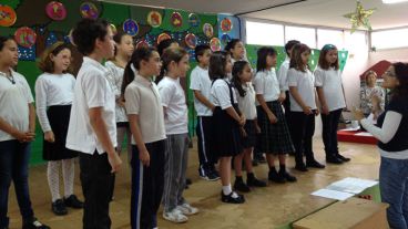 La autora comparte con sus lectores -profesores y estudiantes- valiosos “secretos” profesionales de las actividades artísticas.